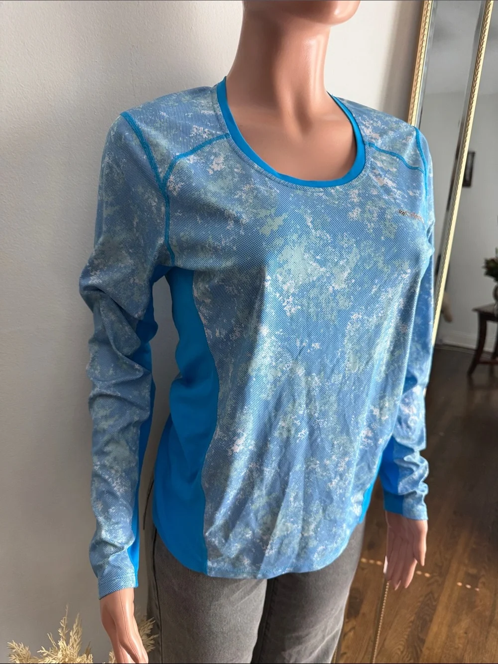 Columbia Women’s Light Blue Patterned Long-Sleeve Performance Top - Picture 3 of 4